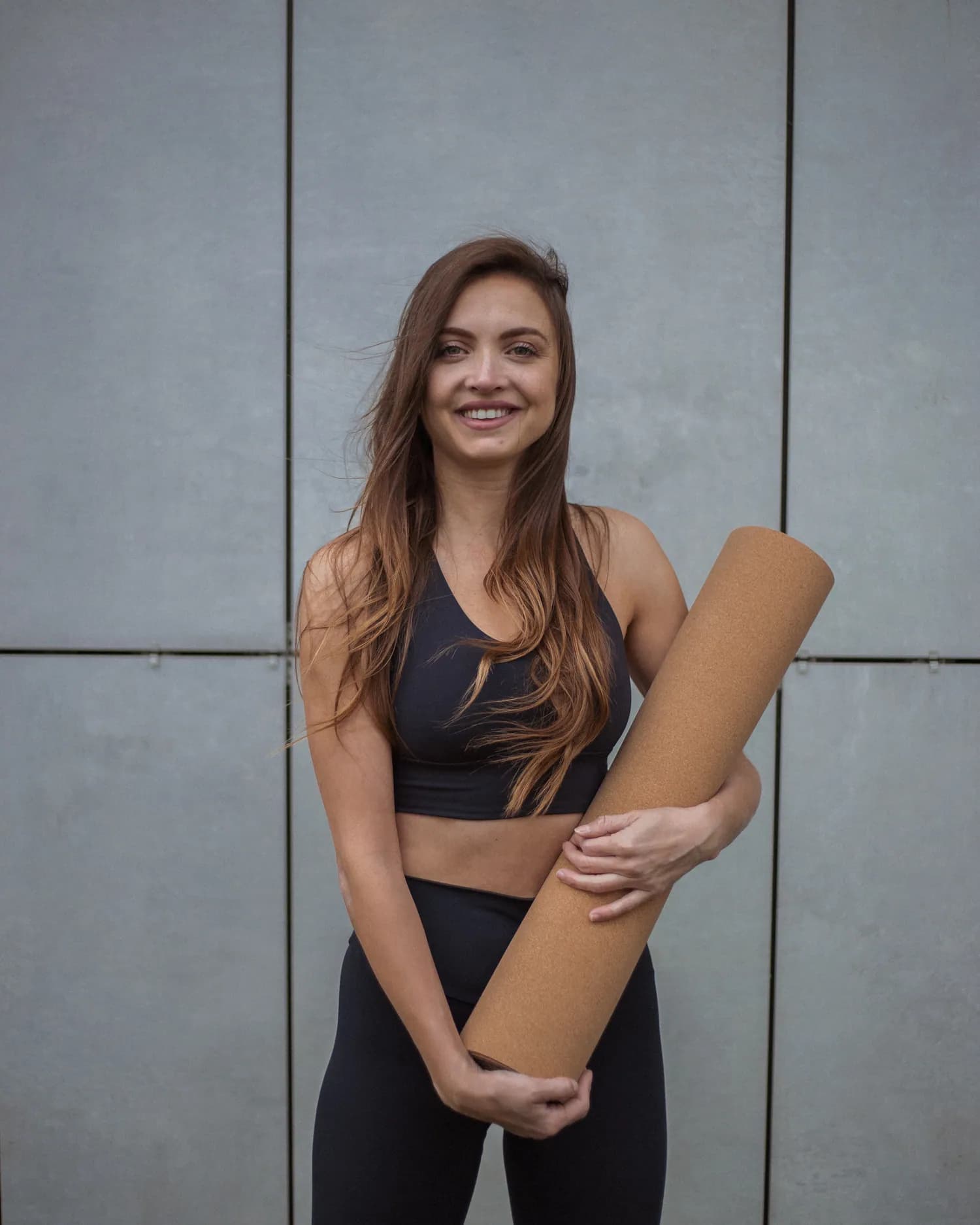 Zorka Ristić sa joga prostirkom, nasmejana